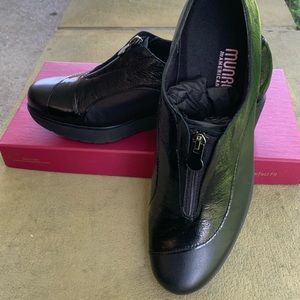 NEW black leather Munro American zip wedges size 9